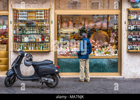 Vitrine de l'épicerie traditionnelle au Campo de Fiori, Rome, Latium, Italie, Europe. Banque D'Images