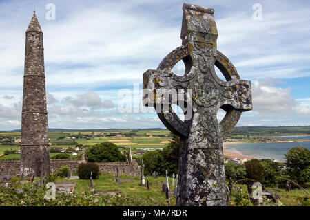 Les ruines de la cathédrale de Ardmore et tour ronde, comté de Waterford en Irlande. Banque D'Images