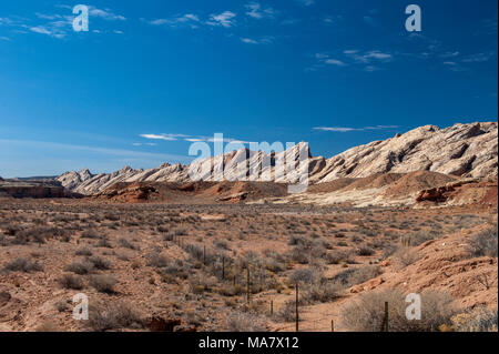 Le San Rafael de corail, dans l'est du San Rafael Swell, vus de l'Interstate 70 près de la ville de Green River, dans l'Utah. Banque D'Images