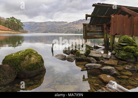 Llyn Gwynant Boathouse et vestiges, Parc National de Snowdonia, le Nord du Pays de Galles, Royaume-Uni. Banque D'Images