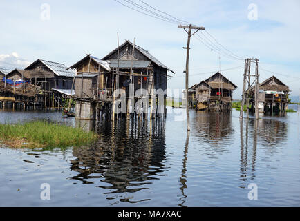 Maisons en bois sur piles habitées par la minorité Inthar, lac Inle, Myanmar Banque D'Images