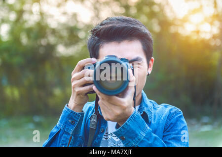 Photographe à prendre des photos avec un appareil photo numérique. Vintage tone. Banque D'Images