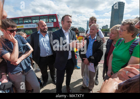 Neil Coyle, député de Bermondsey et vieux Southwark, soutient avec les gens sur les conseils de Southwark la politique du logement dont ils disent qu'il s'élève à nettoyage social lors de la journée d'action de la Coalition. Banque D'Images