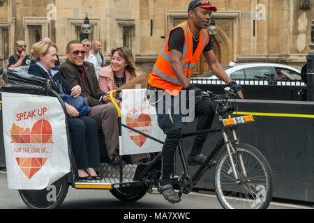 Deux des nouveaux arrivages de MPs, Mhairi SNP Noir Paisley Renfrewshire South et du Travail et député de Norwich South Clive Lewis partager un rcycle rickshaw lors de la journée d'action de la Coalition. Banque D'Images