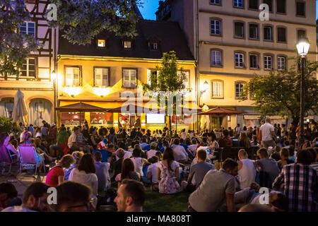 Juillet 2016, la foule des fans de regarder la Coupe du monde de soccer 2016, grand écran de télévision en plein air, nuit, Strasbourg, Alsace, France, Europe, Banque D'Images