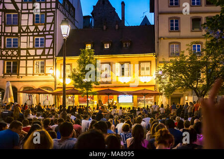 Juillet 2016, la foule des fans de regarder la Coupe du monde de soccer 2016, grand écran de télévision en plein air, nuit, Strasbourg, Alsace, France, Europe, Banque D'Images