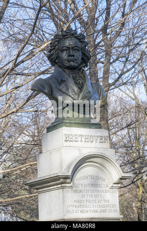 Buste en bronze du célèbre compositeur allemand Ludwig van Beethoven (1770-1827) a été créée par le sculpteur germano-américain Henry Baerer (1837-1908) et se tient dans le Concert Grove de Prospect Park, Brooklyn, New York. Banque D'Images