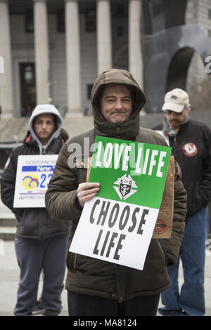 Don de Vie internationale rassemblement annuel et la marche des groupes pro-vie et les particuliers ont eu lieu le dimanche 24 mars 2018 à Manhattan. Banque D'Images