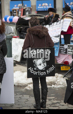 Don de Vie internationale rassemblement annuel et la marche des groupes pro-vie et les particuliers ont eu lieu le dimanche 24 mars 2018 à Manhattan. Banque D'Images