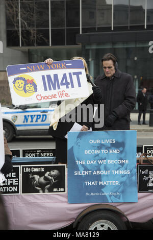 Don de Vie internationale rassemblement annuel et la marche des groupes pro-vie et les particuliers ont eu lieu le dimanche 24 mars 2018 à Manhattan. Banque D'Images