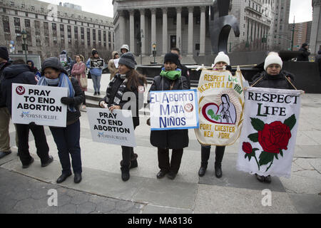 Don de Vie internationale rassemblement annuel et la marche des groupes pro-vie et les particuliers ont eu lieu le dimanche 24 mars 2018 à Manhattan. Banque D'Images