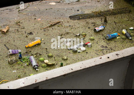 Les bouteilles en plastique, balles de tennis et autres déchets s'accumuler sur une vanne, Rivière Avon Salisbury Wiltshire England UK GO Banque D'Images