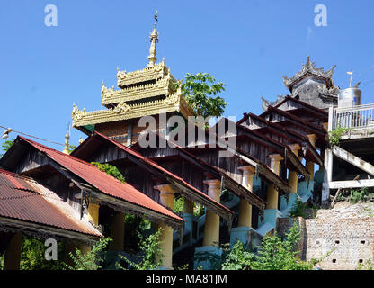 Temple et monastère de Paya Kyaikthanian avec l'ancienne pagode Moulmein (Kyaik Than LAN) à Mawlamyine, Myanmar / Birmanie Banque D'Images