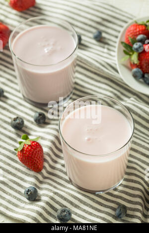 Le yogourt à boire biologique saine Berry Le kéfir dans un verre Banque D'Images