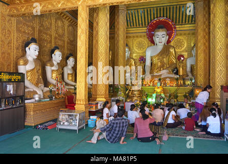 Temple et monastère de Paya Kyaikthanian avec l'ancienne pagode Moulmein (Kyaik Than LAN) à Mawlamyine, Myanmar / Birmanie Banque D'Images