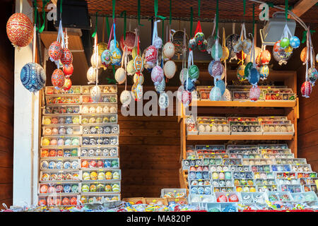 Large choix d'œufs de Pâques, souvenirs traditionnels dans le kiosque du marché de la rue pendant la célébration de Pâques en Europe centrale. Compartiments pleins Banque D'Images