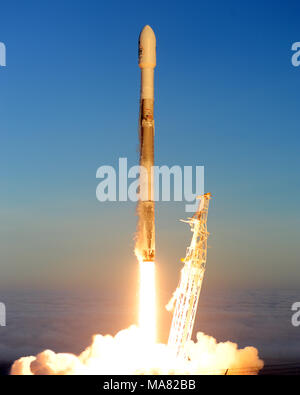 Prise en charge l'équipe de Vandenberg le lancement réussi de la cinquième mission d'Iridium sur une fusée SpaceX Falcon 9 à partir de l'espace complexe de lancement-4 ici vendredi, 30 mars, 2018, à 6:13 h HNP. (U.S. Air Force photo par Joe Davila/libérés) Banque D'Images