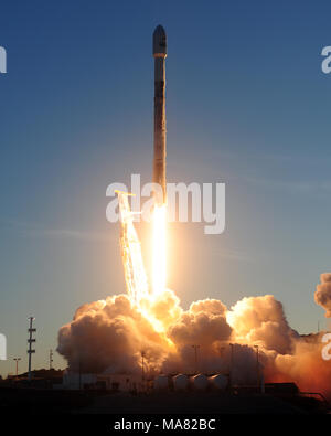 Prise en charge l'équipe de Vandenberg le lancement réussi de la cinquième mission d'Iridium sur une fusée SpaceX Falcon 9 à partir de l'espace complexe de lancement-4 ici vendredi, 30 mars, 2018, à 6:13 h HNP. (U.S. Air Force photo par Joe Davila/libérés) Banque D'Images