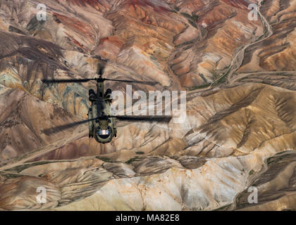 Un groupe de travail de l'armée américaine sont tumultueuses CH-47F Chinook vole tout en effectuant un entraînement avec un ange gardien équipe chargée du 83e Escadron de sauvetage expéditionnaire de Bagram Airfield, Afghanistan, le 26 mars 2018. Les équipages de l'armée et la Force aérienne ange gardien les équipes ont mené l'exercice de construire le travail d'équipe et les procédures qu'ils fournissent la capacité de récupération du personnel mixte, contribuant à l'acheminement de l'airpower décisif pour le Commandement central américain. (U.S. Air Force Photo de Tech. Le Sgt. Gregory Brook) Banque D'Images