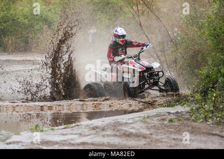 Par route humide Banque D'Images