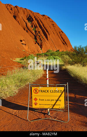 Panneau d'avertissement de chaleur chemin fermé à Uluru, Ayers Rock, Parc National d'Uluru-Kata Tjuta, Territoire du Nord, Australie Banque D'Images