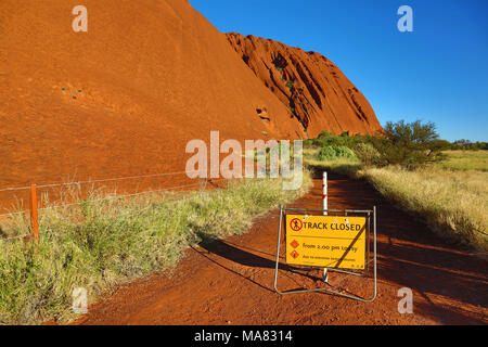 Panneau d'avertissement de chaleur chemin fermé à Uluru, Ayers Rock, Parc National d'Uluru-Kata Tjuta, Territoire du Nord, Australie Banque D'Images