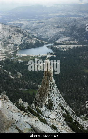 Vue depuis le pic de la cathédrale, le paratonnerre de Yosemite National Park avec une vue magnifique donnant sur le paysage et une tempête à venir. Pinnacle en t Banque D'Images