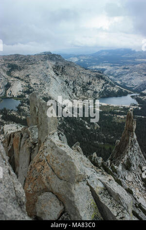 Vue depuis le pic de la cathédrale, le paratonnerre de Yosemite National Park avec une vue magnifique donnant sur le paysage et une tempête à venir. Pinnacle en t Banque D'Images