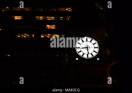 Le temps s'infiltre dans le noir même si vous ne le remarquez pas. L'ancien hôtel de ville de Toronto avant le tour de l'horloge de gratte-ciel dans la nuit. Banque D'Images