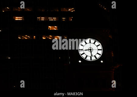 Le temps s'infiltre dans le noir même si vous mettez t avis. L'ancien hôtel de ville de Toronto avant le tour de l'horloge de gratte-ciel dans la nuit. Banque D'Images