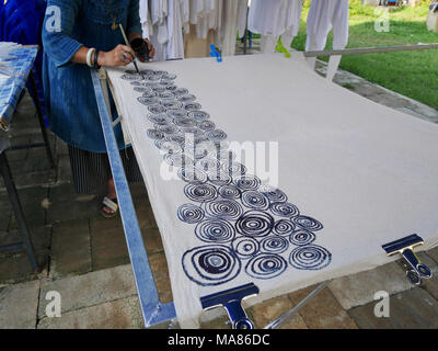 Les femmes thaïlandaises créer et faire mauhom batik tie dye processus couleur naturelle peinture et le dessin de détail et ligne fine broderie sur toile en atelier le 1 juillet Banque D'Images