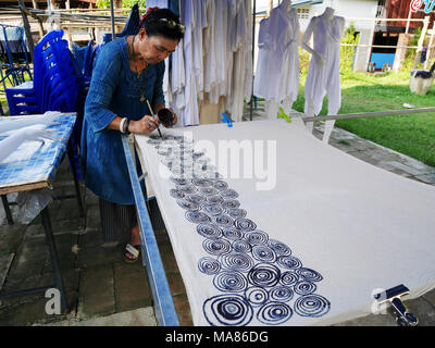 Les femmes thaïlandaises créer et faire mauhom batik tie dye processus couleur naturelle peinture et le dessin de détail et ligne fine broderie sur toile en atelier le 1 juillet Banque D'Images