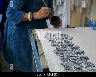 Les femmes thaïlandaises créer et faire mauhom batik tie dye processus couleur naturelle peinture et le dessin de détail et ligne fine broderie sur toile en atelier le 1 juillet Banque D'Images