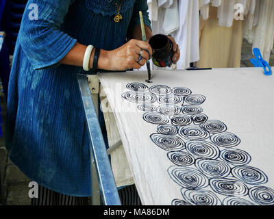 Les femmes thaïlandaises créer et faire mauhom batik tie dye processus couleur naturelle peinture et le dessin de détail et ligne fine broderie sur toile en atelier le 1 juillet Banque D'Images