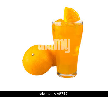 Ensemble de mandarines et verre de jus d'orange isolé sur fond blanc avec clipping path Banque D'Images