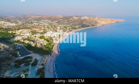 Vue aérienne de la baie de Pissouri, un village entre Limassol et Paphos à Chypre. Vue panoramique de la côte, plage, Hôtel, Resort, Banque D'Images