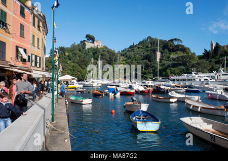 Bateaux amarrés dans le petit port de Portofino, Ligurie Italie Banque D'Images