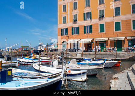 Port avec bateaux de pêche, Camogli, Ligurie, Riviera di Levante, Italie Banque D'Images