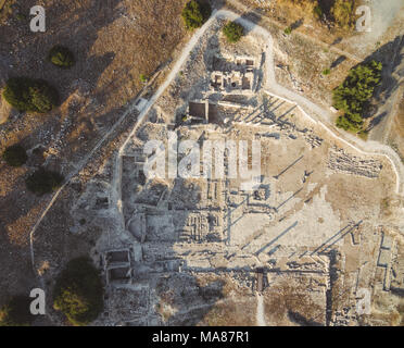 Vue aérienne de Amathounta ruines et colonnes en grec ancien site archéologique romain au Agios Tychonas, Limassol, Chypre. Ville royale d'Amathus demeure Banque D'Images