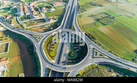 Vue aérienne du rond-point du SGP et l'autoroute A1 à la ville de Limassol Nicosie, Chypre, Latsia. L'intersection circulaire avec les voitures qui circulent, pas Banque D'Images