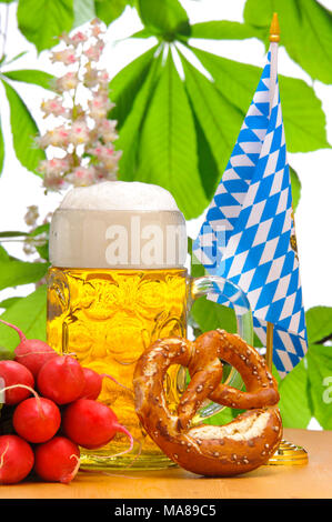 Grand verre rempli de Bavarian Lager beer et snack pour jardin de bière Banque D'Images