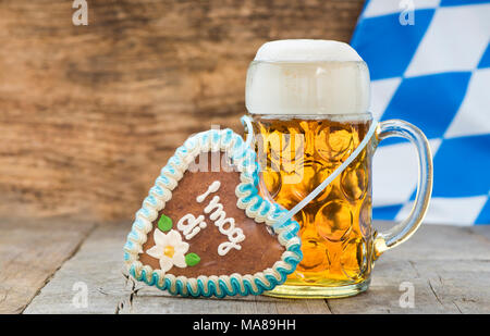 Grand verre rempli de Bavarian Lager beer et de souvenirs de coeur Oktoberfest Banque D'Images