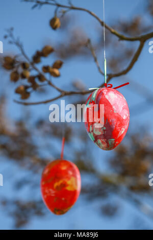 Oeufs de Pâques décorés accroché sur les branches des arbres. Banque D'Images