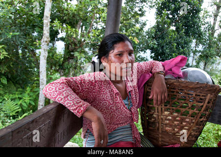 Népal 2014. Pangma village. Prenant une pause après la marche en montée sur la manière de lancer Banque D'Images