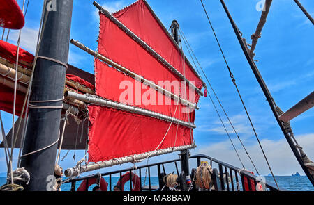 Bateau de croisière traditionnel Junk en bois naviguant dans la mer d'Andaman au large de la côte de Krabi. Thaïlande Asie du Sud-est Banque D'Images