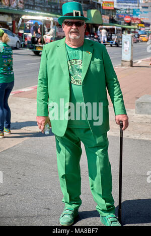 Saint-Patrick.Derrick Kane.Homme irlandais âgé habillé de vert. Banque D'Images