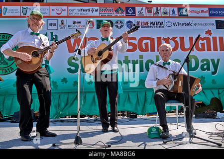 Le groupe irlandais Ceilidh se déroule sur scène le jour de St Patrick, en Thaïlande, en Asie du Sud-est Banque D'Images