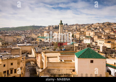 Maroc, Fès, Medina, vue sur les toits en direction de Bab de Dar Seffarine riad Rcif Banque D'Images