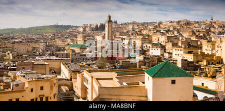 Maroc, Fès, Medina, vue panoramique sur les toits vers Bab de Dar Seffarine riad Rcif Banque D'Images