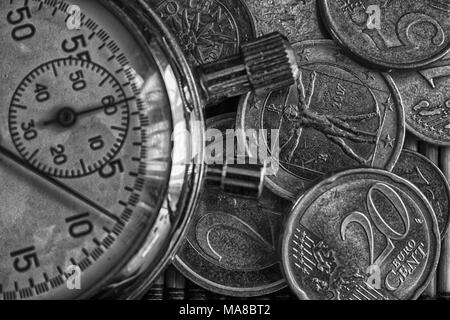 Chronomètre et pile de jetons sur la table en bois. Banque D'Images